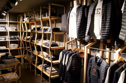 shipping-container-clothing-store-10