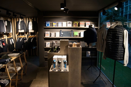 shipping-container-clothing-store-11